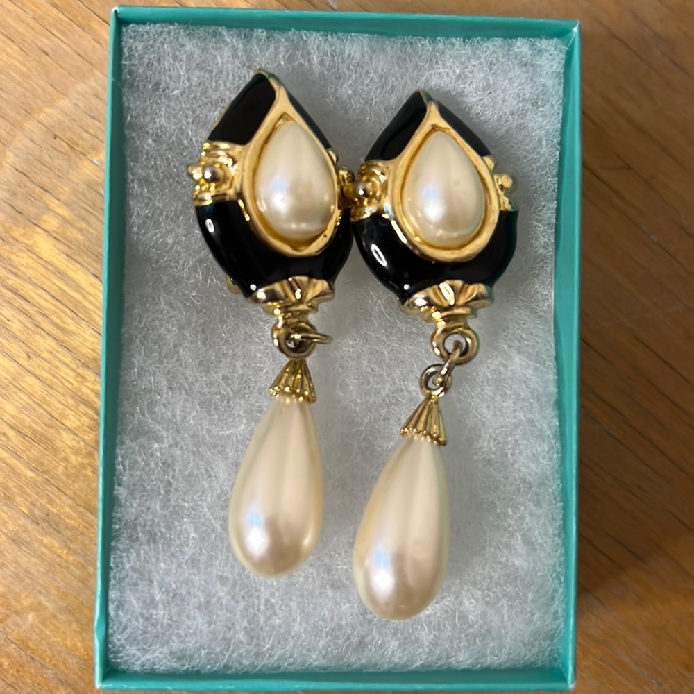 Vintage 80s Pearl Dangle ClipOns